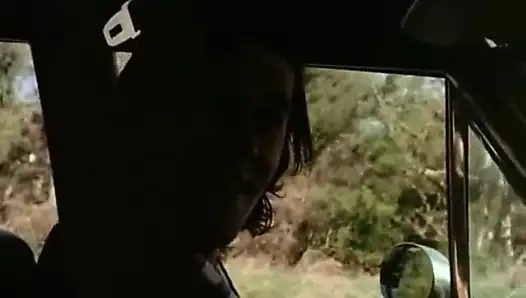 busty otostopçu kız sürme üzerinde horoz içinde orman (vintage)