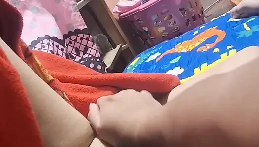 Orgazm olana kadar karısını parmakladı