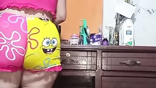 Шлюха моей мачехи соблазняет меня и следует за мной