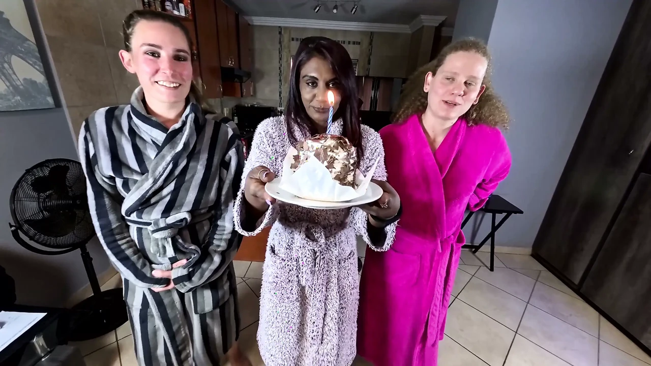 ¡el Mejor Regalo De Cumpleaños! Tres Chicas Chupando Mi Polla, Cuarteto!