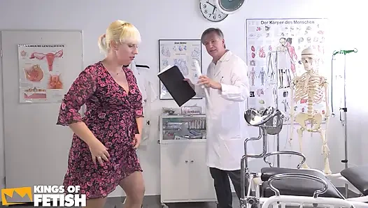 Sarışın hasta yaşlı bir doktor tarafından amını siktiriyor ve amını hemşiresi memnun ediyor