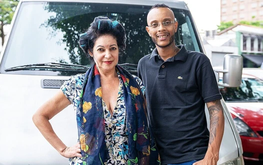 Yaşlı büyük memeli güzel otobüste sert anal seks yapıyor