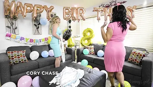 Девушка мачехи - милфы Cory Chase и Nadia White празднуют свою падчерицу Leah Lee с традицией