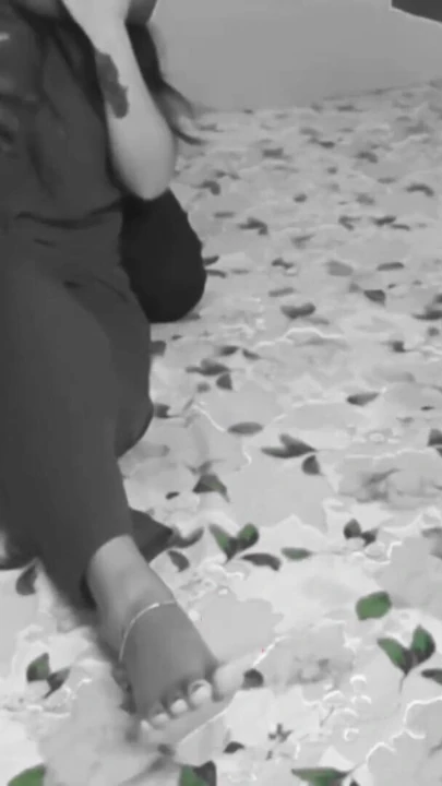 Madhumita erkek arkadaşını çok yakın bir şekilde çok romantik bir videoya bayılıyor - üvey erkek kardeşi ve üvey kız kardeşiyle seks | Klip 1