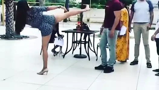 Pooja laxmi joshi atışta kahramana tekme atıyor