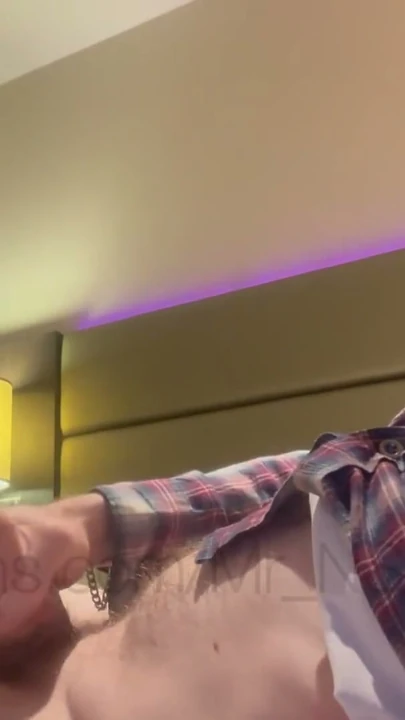 TEASER Otel mastürbasyonu. İngiliz hetero adam büyük yarağını boşalana kadar sıvazlıyor. İri ve azgın, büyük beyaz sik boşalıyor… | Bölüm 1