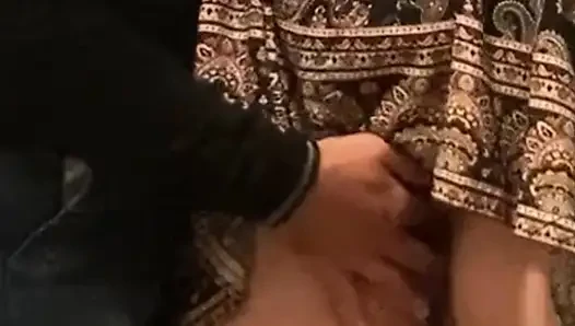 Yabancı amcığının sürtüğüne hif parmak sokmayı seviyor