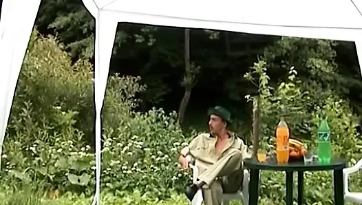 Açık havada seansta deliğini siktirmeyi seven Alman bebek