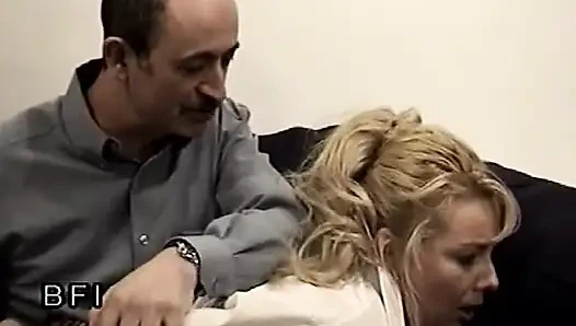 Şaplak sekreter 2 - sarışın üniformalı piliç sert kırbaçlanıyor