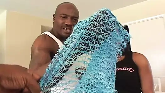 İri göğüslü zenci kadın ateşli sikişten sonra döl yiyor