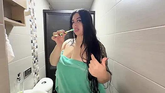 Her şey banyoda oldu... Üvey erkek kardeşim banyoda sıkı götümü sikiyor