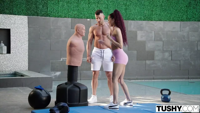 TUSHY миниатюрная анальная королева Alexis жаждет своего тренера