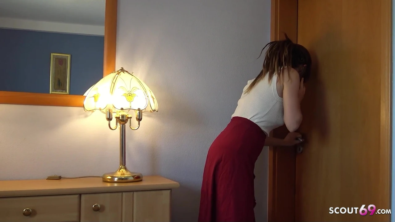 अपने प्रेमी को फोन करते हुए शौकिया धोखेबाज चुदाई - जर्मन कमसिन Nicky-Foxx