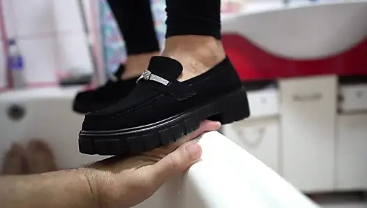 Elle marche sur la main dans la baignoire