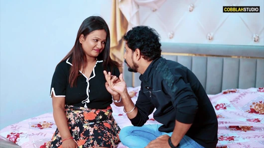 Hintli köylü kız modern erkek arkadaşı tarafından odada sert sikiliyor