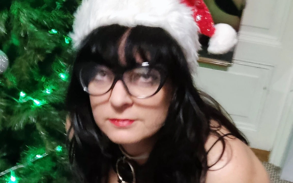 Sarkık memeli orta yaşlı seksi kadın Noel hediyesi alıyor