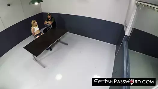 şehvetli goldie glock alır delinmiş Sabit sırasında sorgulama