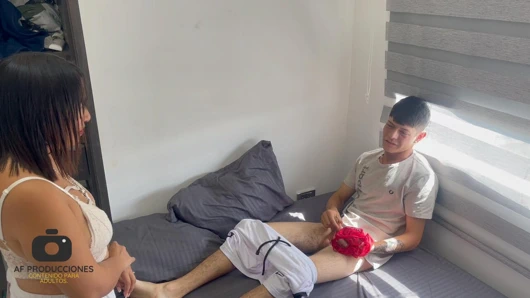 Utangaç üvey annem beni iç çamaşırıyla mastürbasyon yaparken yakalıyor ve götüne boşalana kadar onu sert sikiyorum.