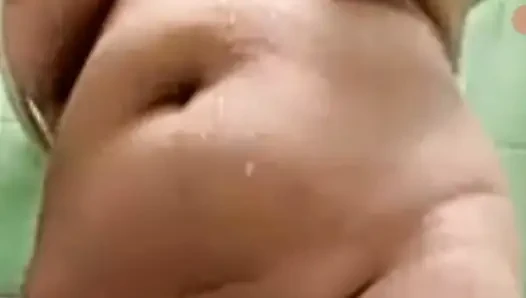 Sabahın erken saatlerinde işe hazırlanıyor önce banyo yapıyor