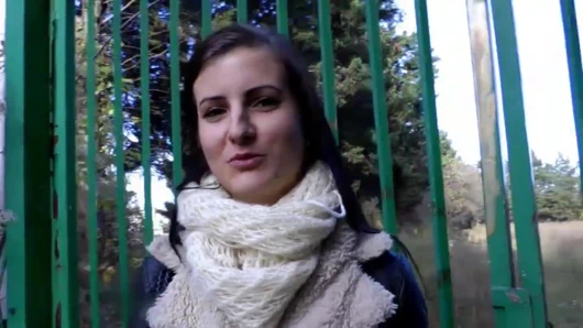 Güzel esmer küçük götünü siktiriyor!