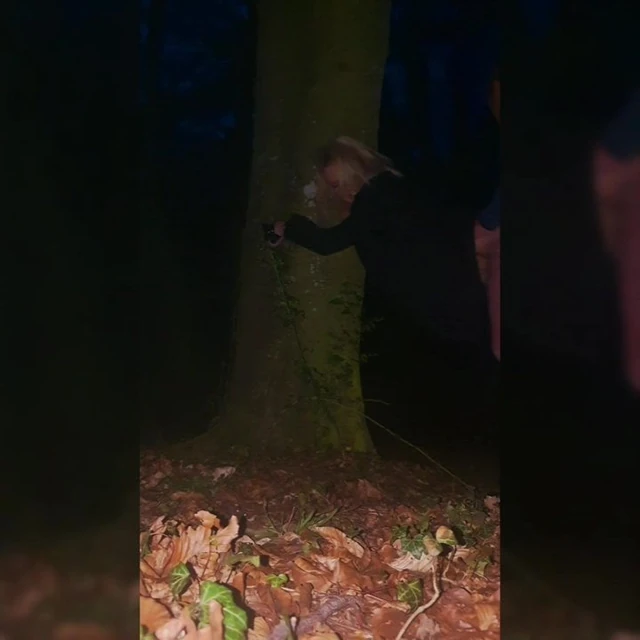 hotwife dışarı dogging yaparken ağaca kelepçeli