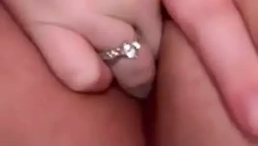 Büyük bayan parmaklar ona kedi