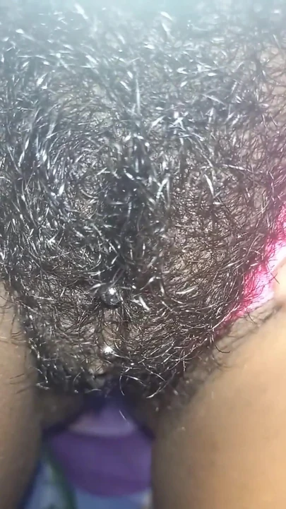 Растираю мою занятую волосатую тугую киску крупным планом