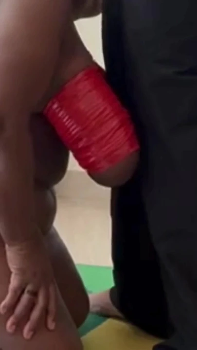 Ağır göğüs esaretinde zenci iri güzel kadın beyaz dom tarafından domine ediliyor | Klip 1