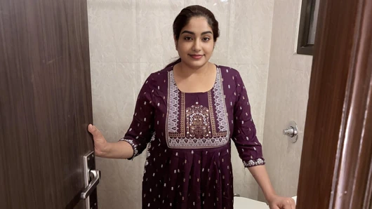 Jija-sali ilişkisi- aarushi Jijaji'yi çişini izlerken yakaladı, sonra Arushi ona yatak odasında her şeyi gösterdi