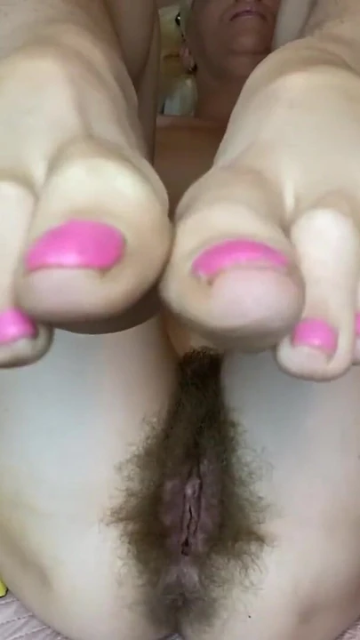 Момент падения челюсти из "Фут-фетиш и волосатая киска, большие подошвы, большой клитор"