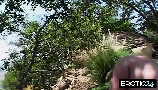 Kız adamın eline esneiyor, "durma" diye fısıldıyor