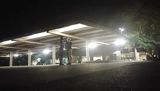 Boş bir otoparkta riskli seks!