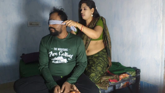 Ateşli Bengalli köylü evli kadın evde sert sikişiyor, bluzunu çıkarıyor meme gösterisi