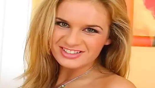 Seksi ve çekici Alman bebek mastürbasyon kapalı gösteriyor