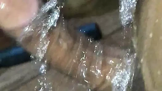 Moreno tatuado tomando banho