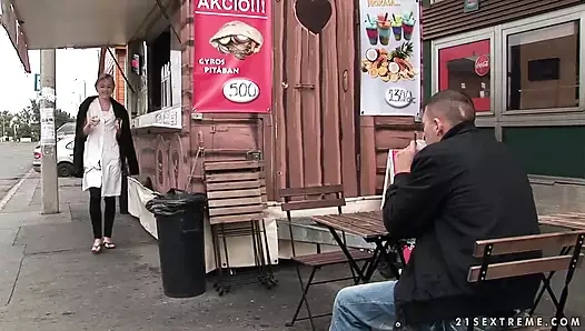 Sarışın rastgele adamın içine boşalmasına izin veriyor