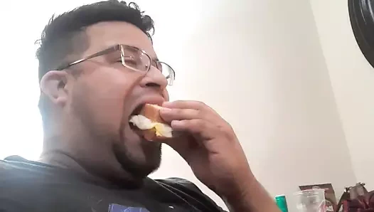 Bu mukbang yeme videosunda biraz farklı bir şeyler var