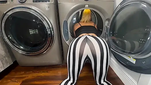 Üvey kız kardeş kurutucuya sıkıştı büyük zenci üvey erkek kardeş ona yardım ediyor