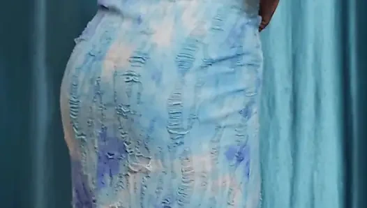 Seksi sıska travesti sıkı götünü sikiyor