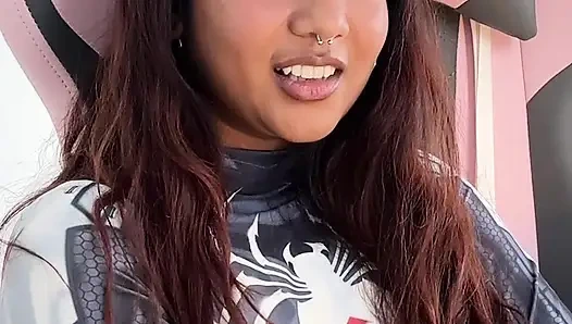 Küçük desi kız mia z mastürbasyon yapıyor ve hentai'ye tepki veriyor