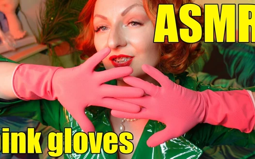 Güzel pin up model Arya ve pembe lateks ev eldivenleri