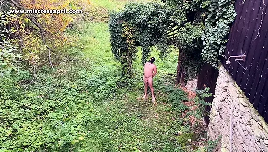 Dominatrix sahibe April - bahçede egzersiz