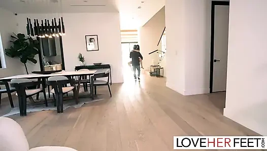 Tatlı hatun Molly Little ayak ibadeti sonrası yarağa biniyor