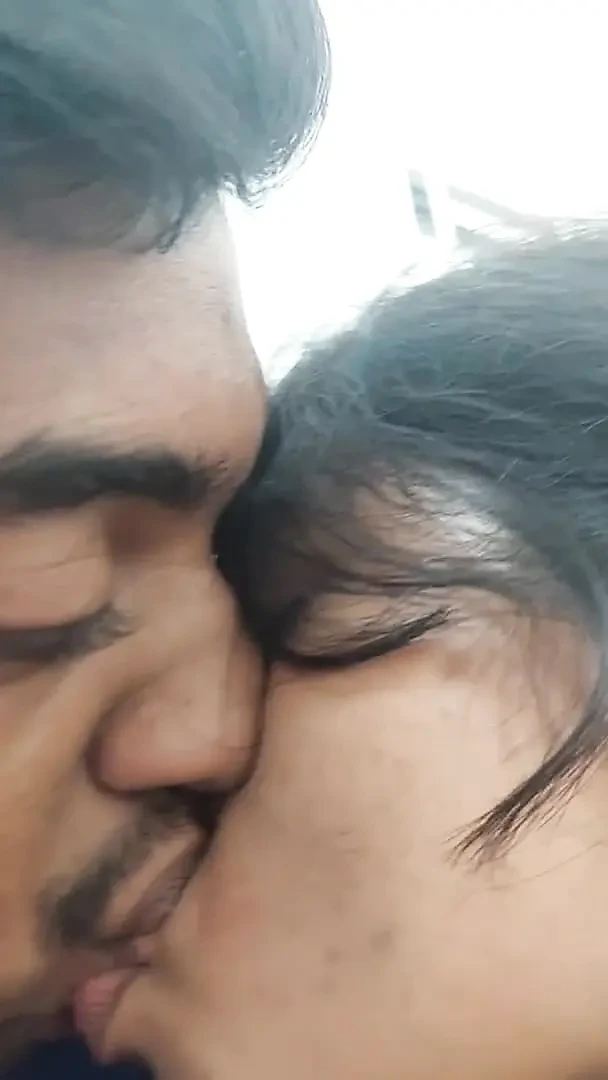 Seksi karım umumi tuvalette sakso çekiyor