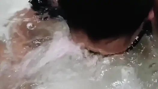 Su altında, gözleri bağlı baloncuklar üflüyor