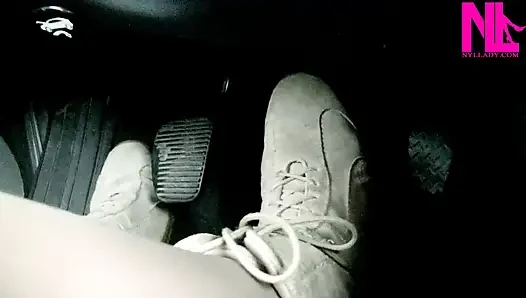 Süet yumuşak düz çizmeler içinde sürüş ve pedal pompalama