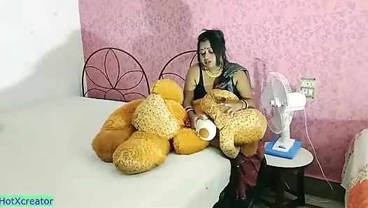 İşsiz koca karısını paylaşmayı teklif ediyor! Hintli ateşli çift seks yapıyor
