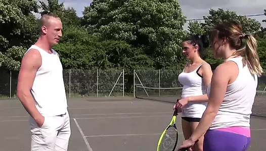 Jess scotland, düz memeli esmer ve luke hardy, üvey babasının kız arkadaşını sikiyor