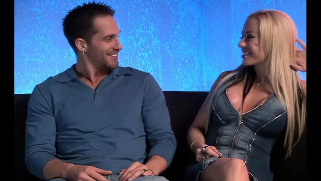 Sarışın hatun ona sakso çekiyor ve götünü siktiriyor