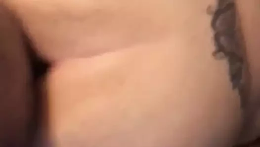 Büyük iri güzel kadının götü sallanıyor